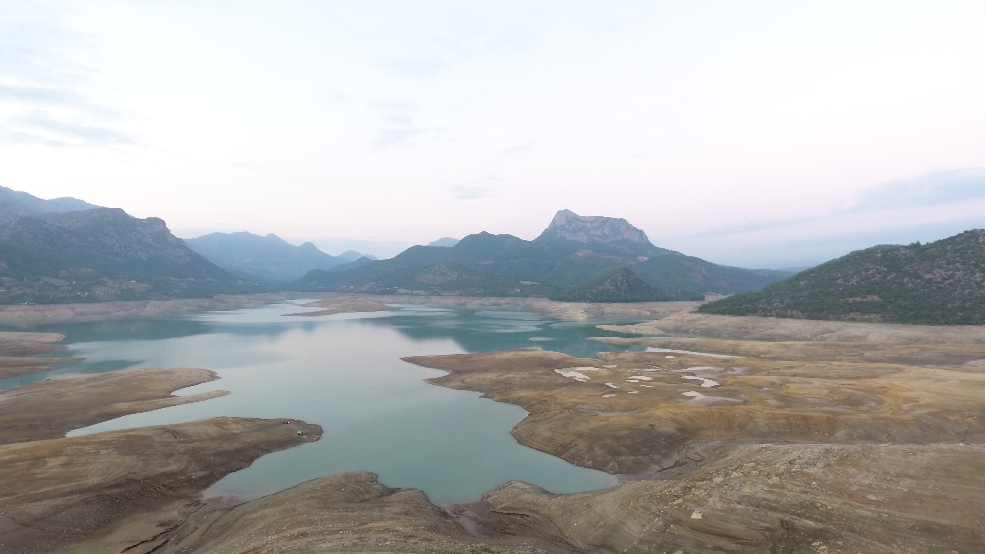 Sular çekildi, Kozan Barajı altındaki tarihi yapılar gün yüzüne çıktı