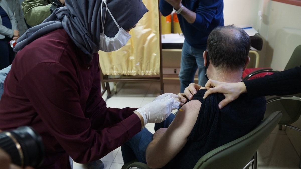 TURKOVAC Faz-3 için gönüllüler aşılanmaya başlandı