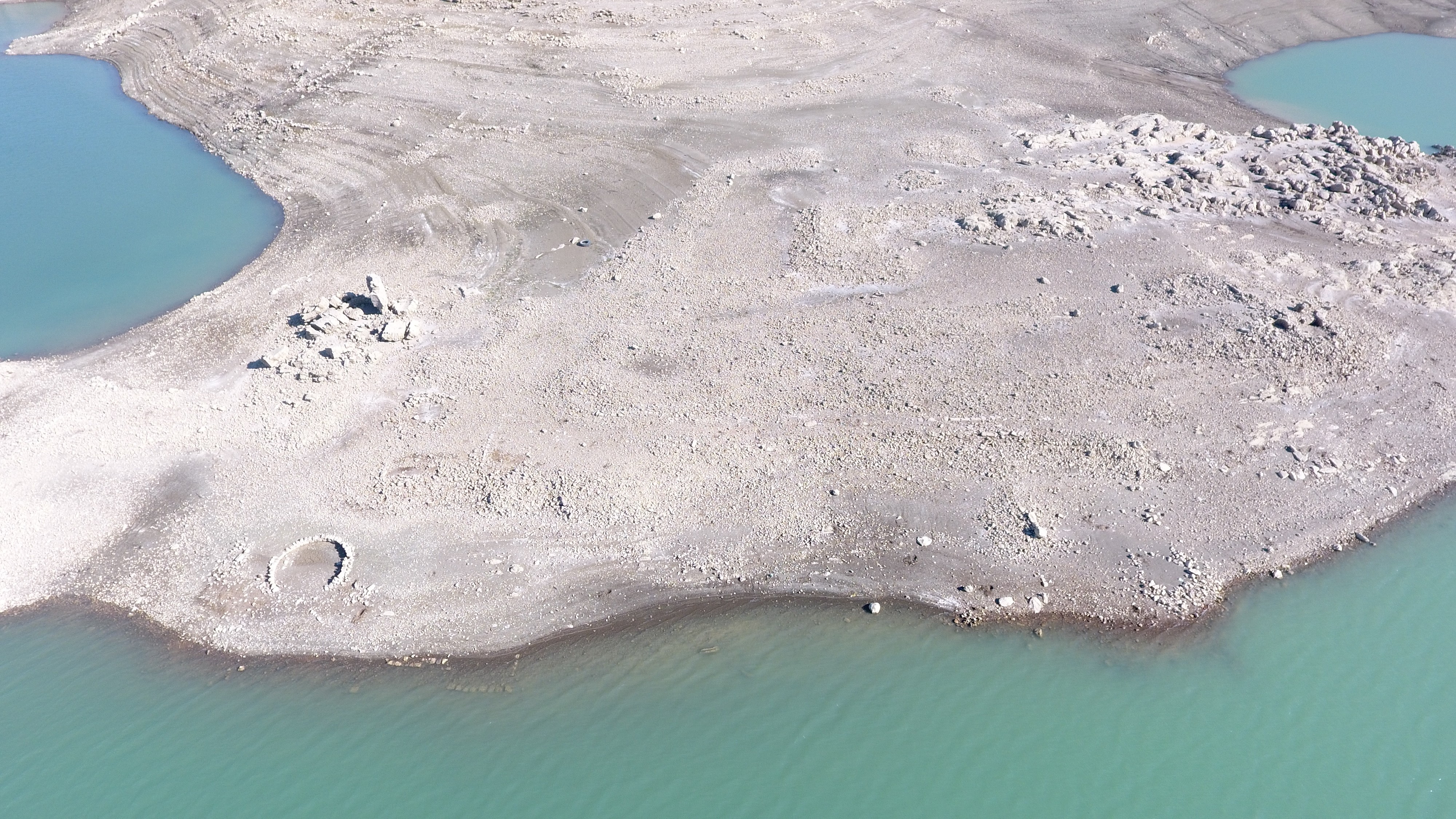 Sular çekildi, Kozan Barajı altındaki tarihi yapılar gün yüzüne çıktı