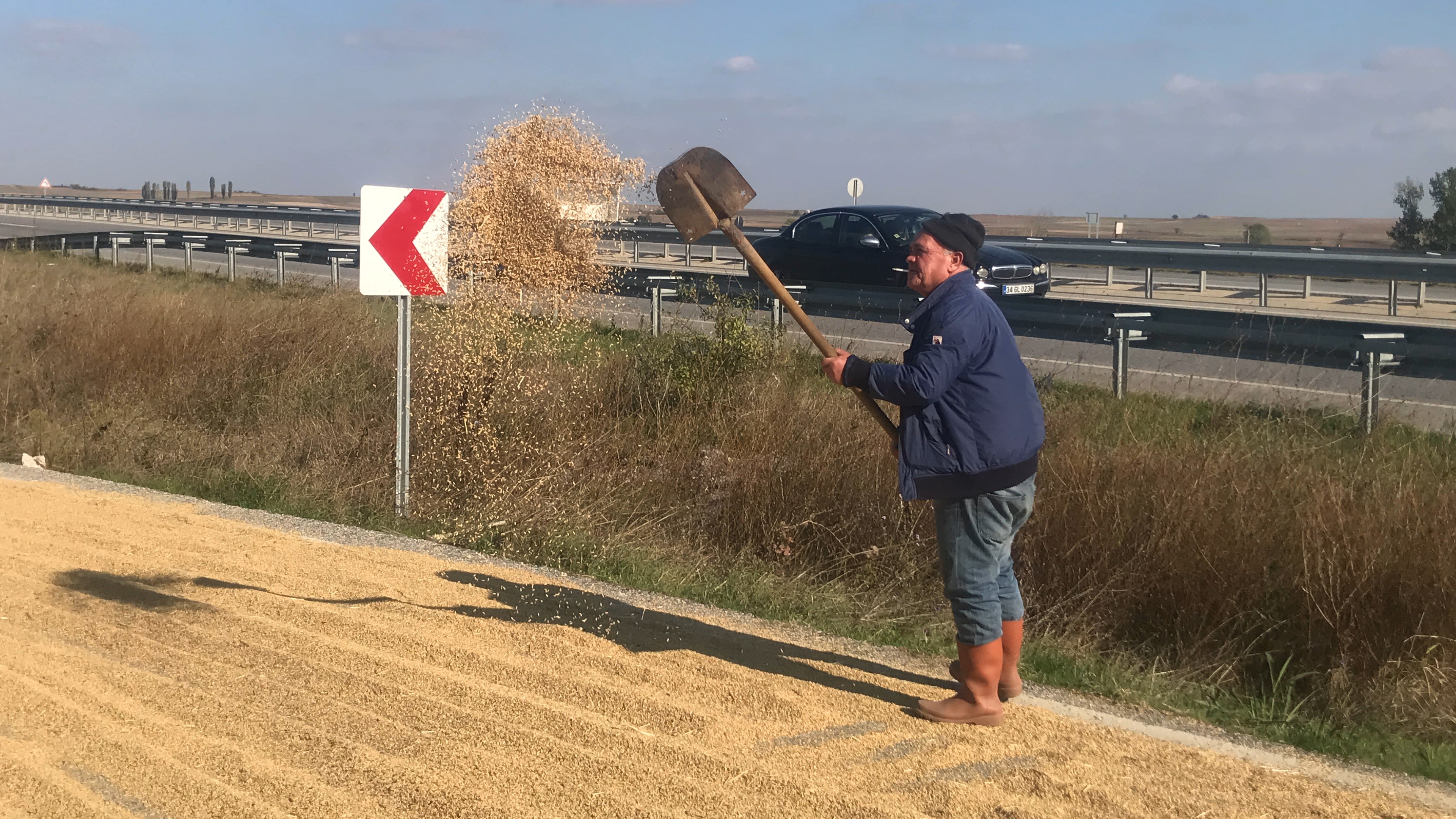 Duble yol, köylülerin çeltik kurutma sahası oldu