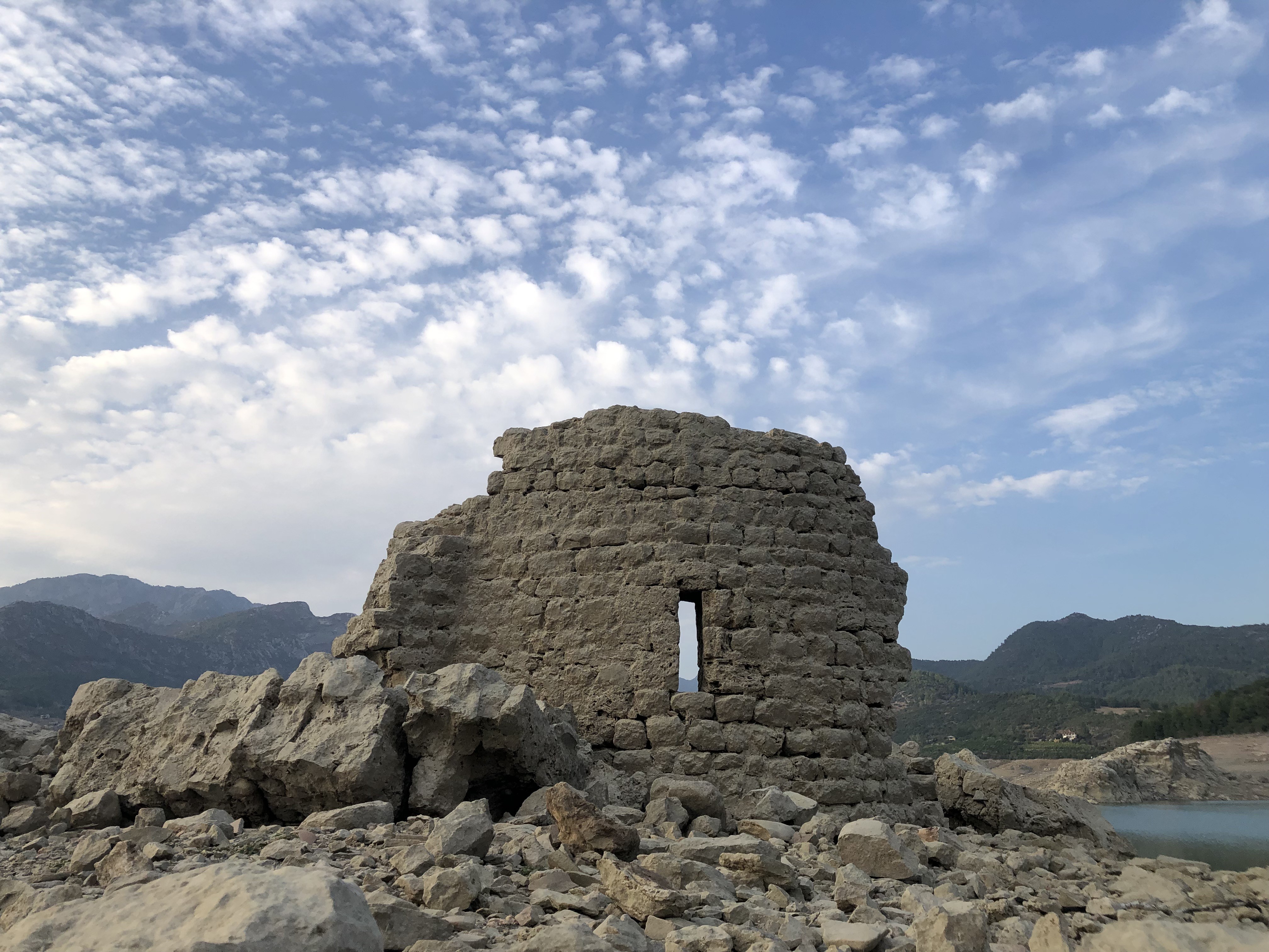 Sular çekildi, Kozan Barajı altındaki tarihi yapılar gün yüzüne çıktı