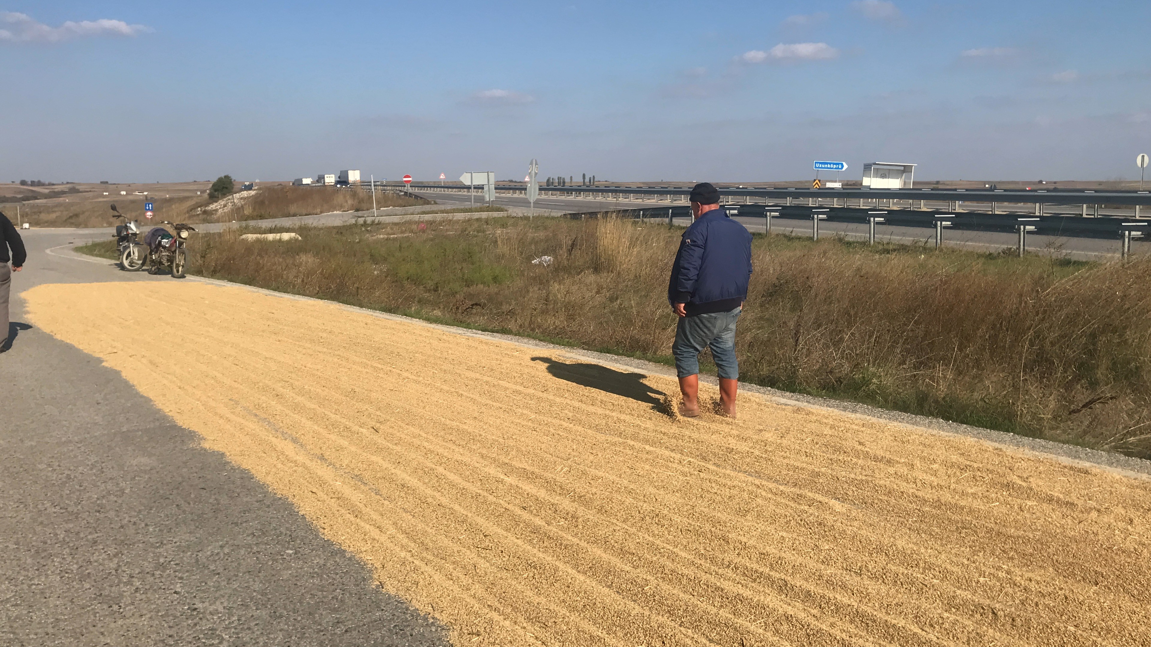 Duble yol, köylülerin çeltik kurutma sahası oldu