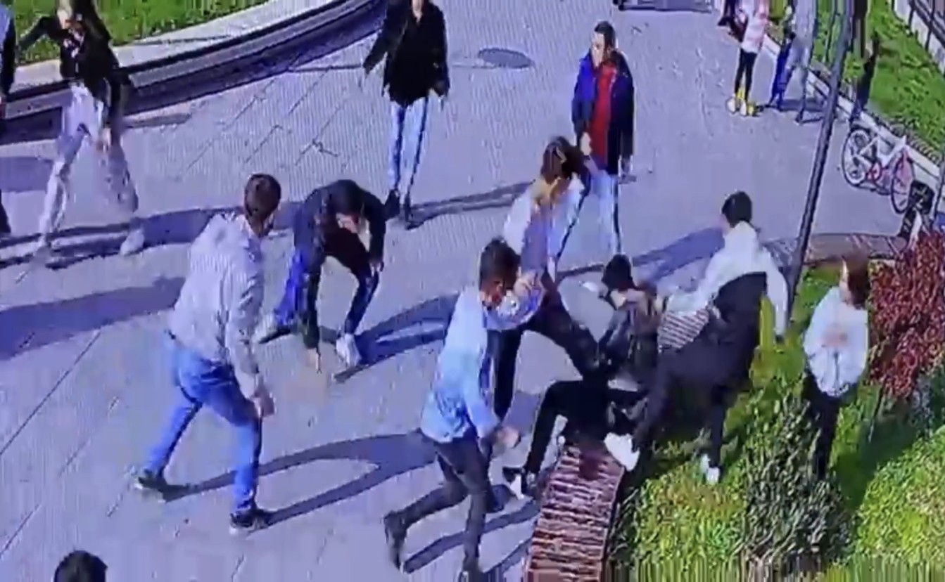 İstanbul’da parkta bıçaklı kavga kamerada: Önce darbettiler sonra bıçakladılar