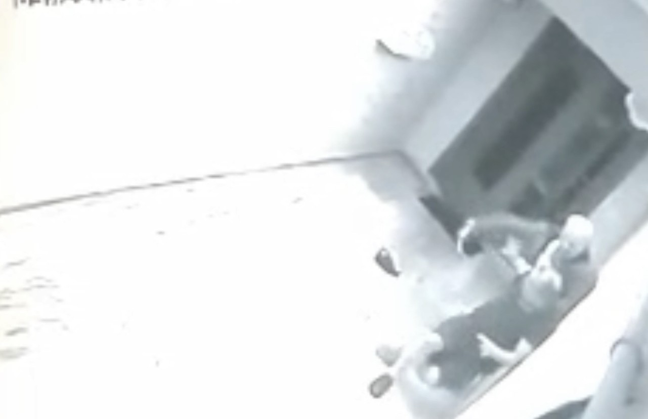 İstanbul’da korkunç cinayet kamerada: Arkadaşını boğazından bıçakladı