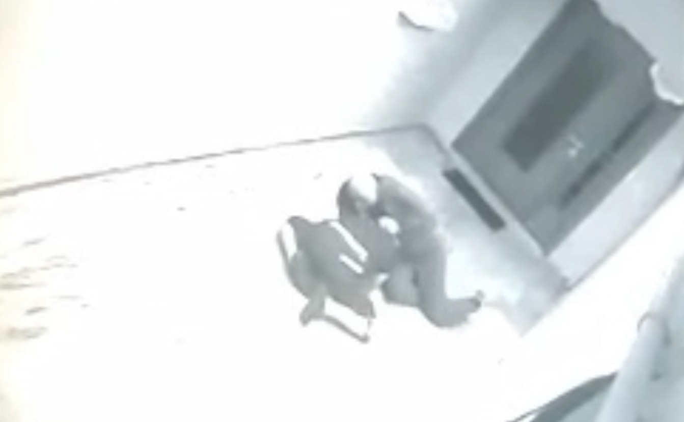 İstanbul’da korkunç cinayet kamerada: Arkadaşını boğazından bıçakladı