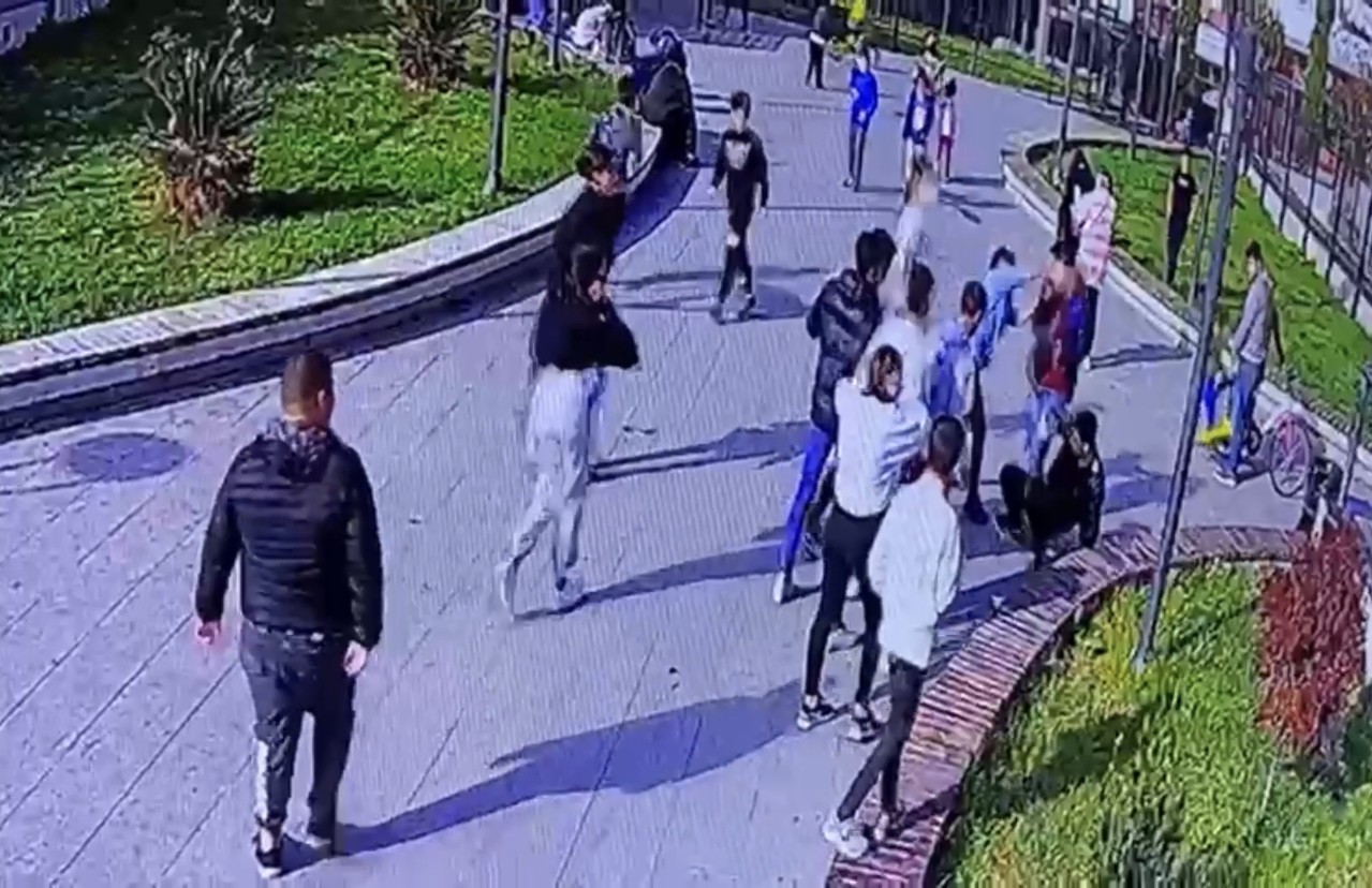İstanbul’da parkta bıçaklı kavga kamerada: Önce darbettiler sonra bıçakladılar