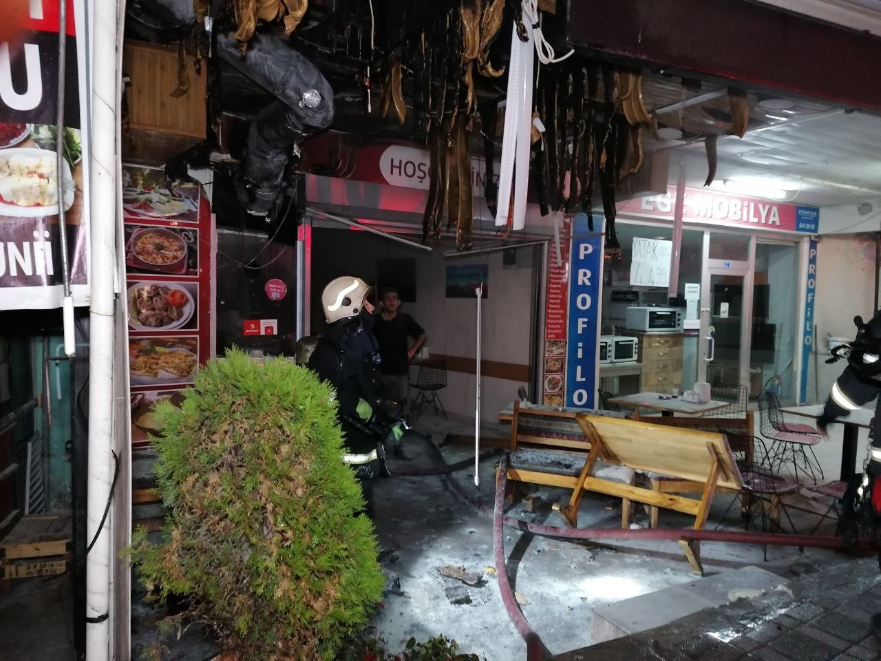 Kebap dükkanı alev alev yandı, 2 kişi hastanelik oldu