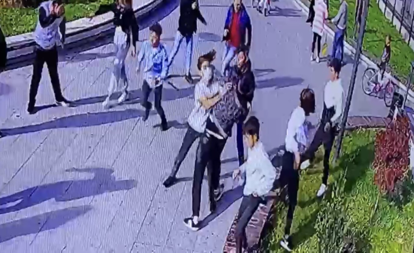 İstanbul’da parkta bıçaklı kavga kamerada: Önce darbettiler sonra bıçakladılar