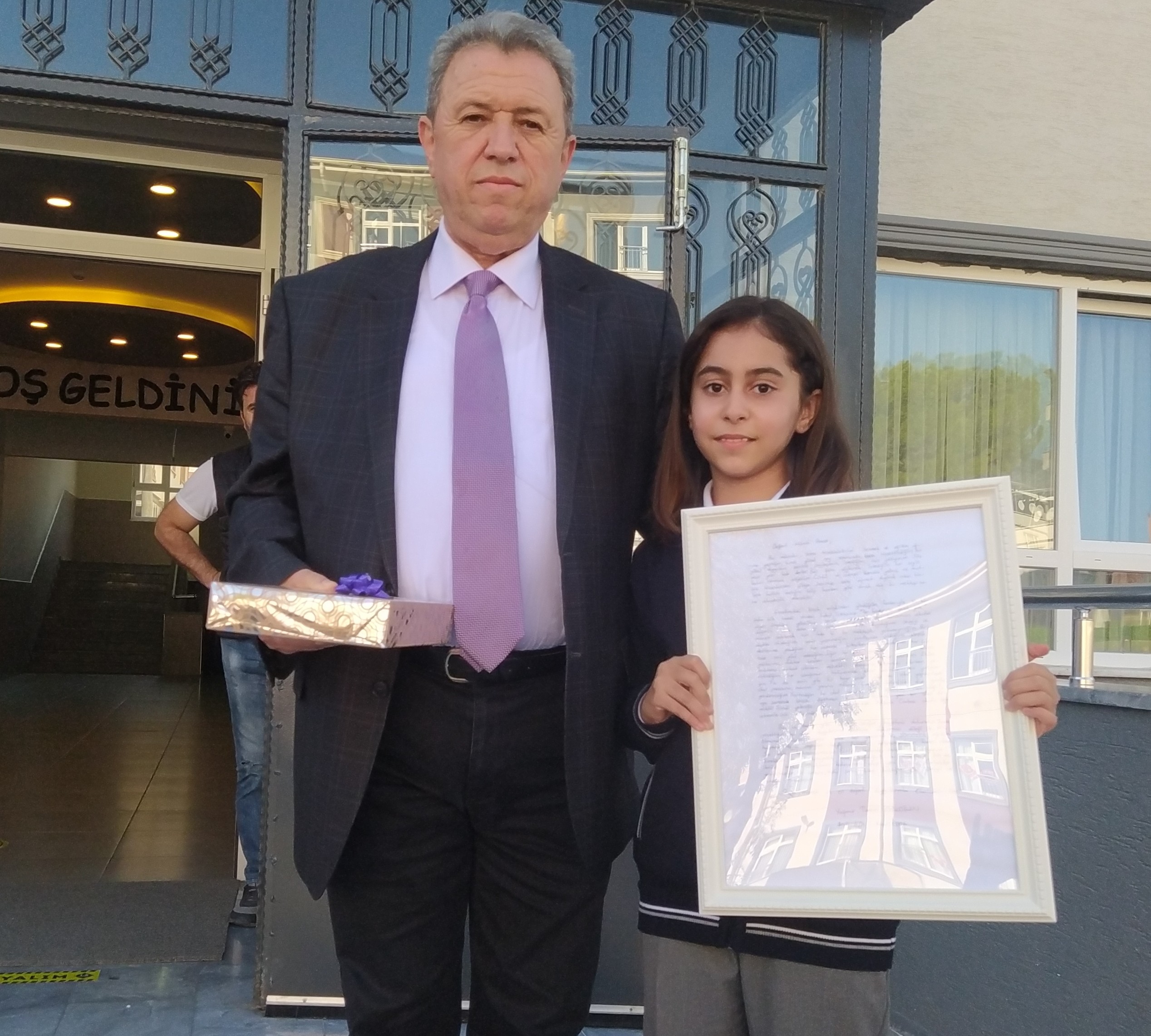 Okuduğu okulu yaptıran iş adamına mektup yazdı, tablet kazandı