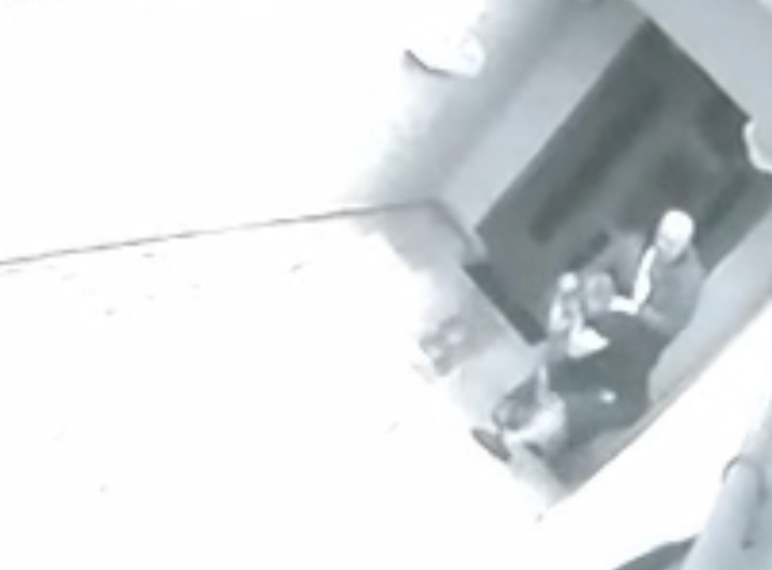 İstanbul’da korkunç cinayet kamerada: Arkadaşını boğazından bıçakladı