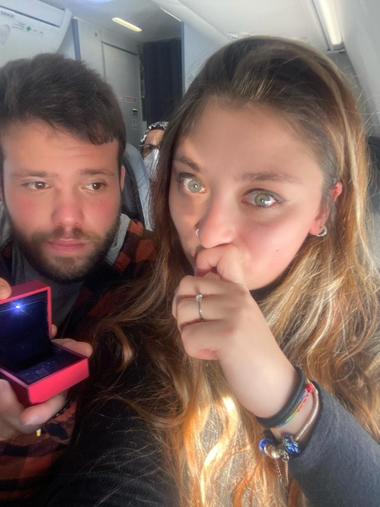 11 bin metre yüksekte 190 yolcunun önünde evlilik teklifi