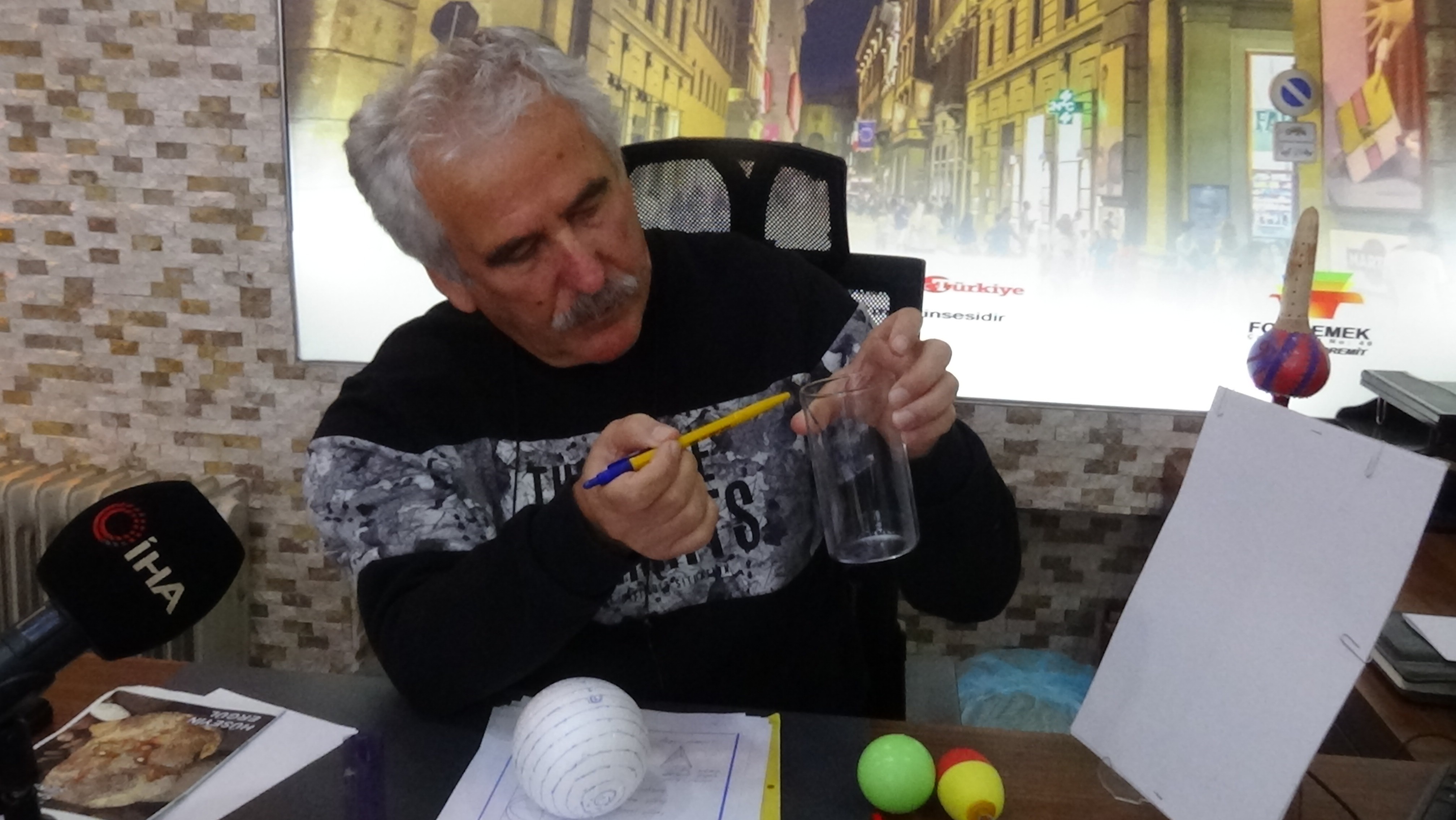 Matematik ve fizikte 5. boyut üzerine çalışıyor