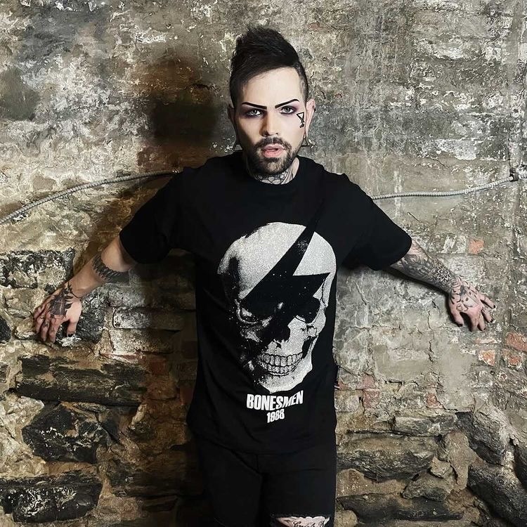 Bonesmen Amerikalı rapçileri giydiriyor