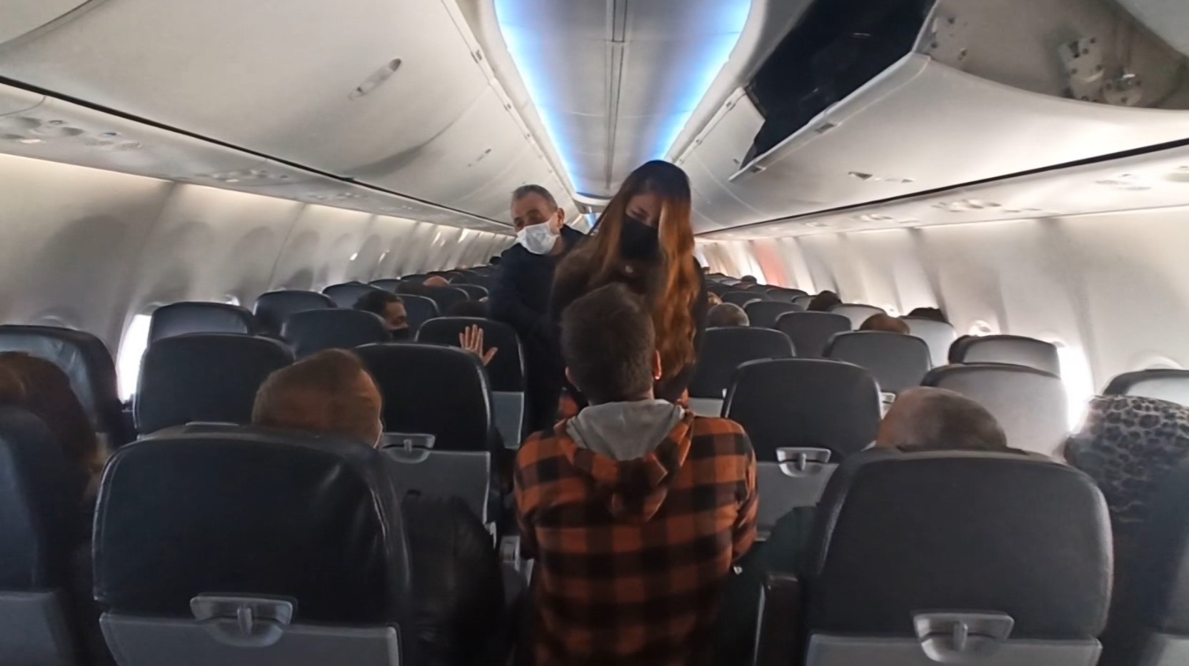 11 bin metre yüksekte 190 yolcunun önünde evlilik teklifi