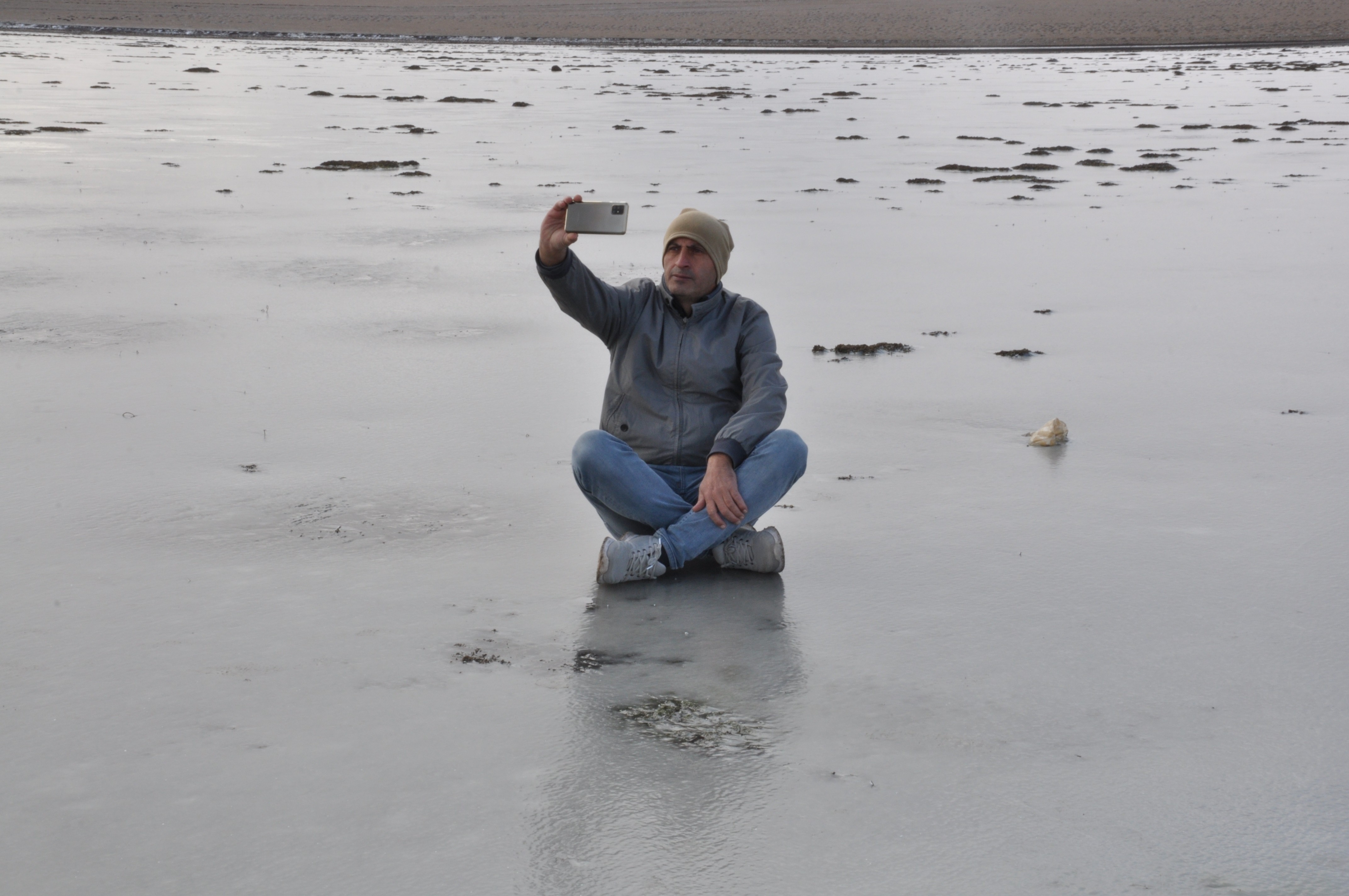 Kars’ın soğuğu gölü dondurdu