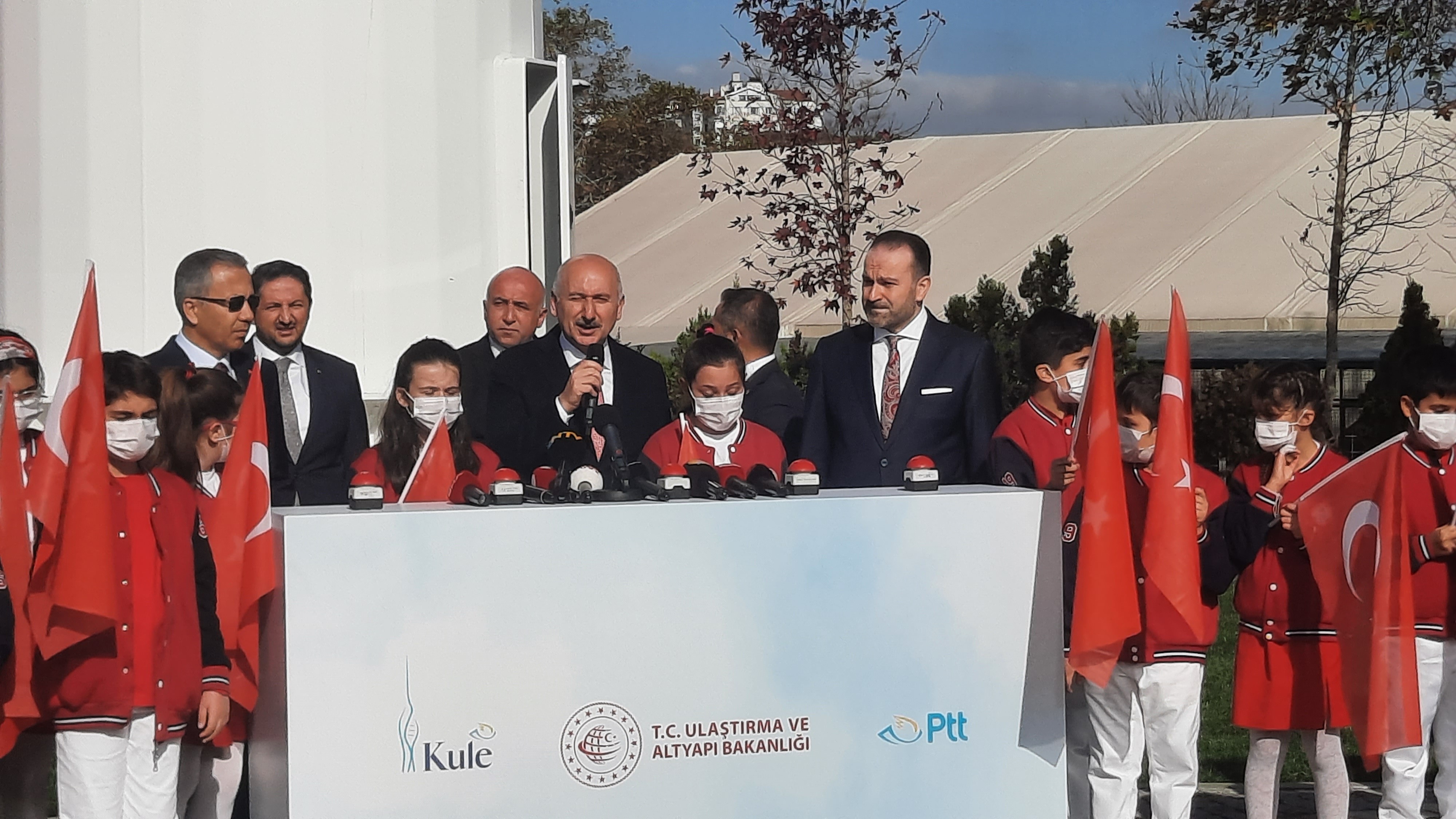 Türkiye’nin en büyük bayrakları en uzun direklerde göndere çekildi