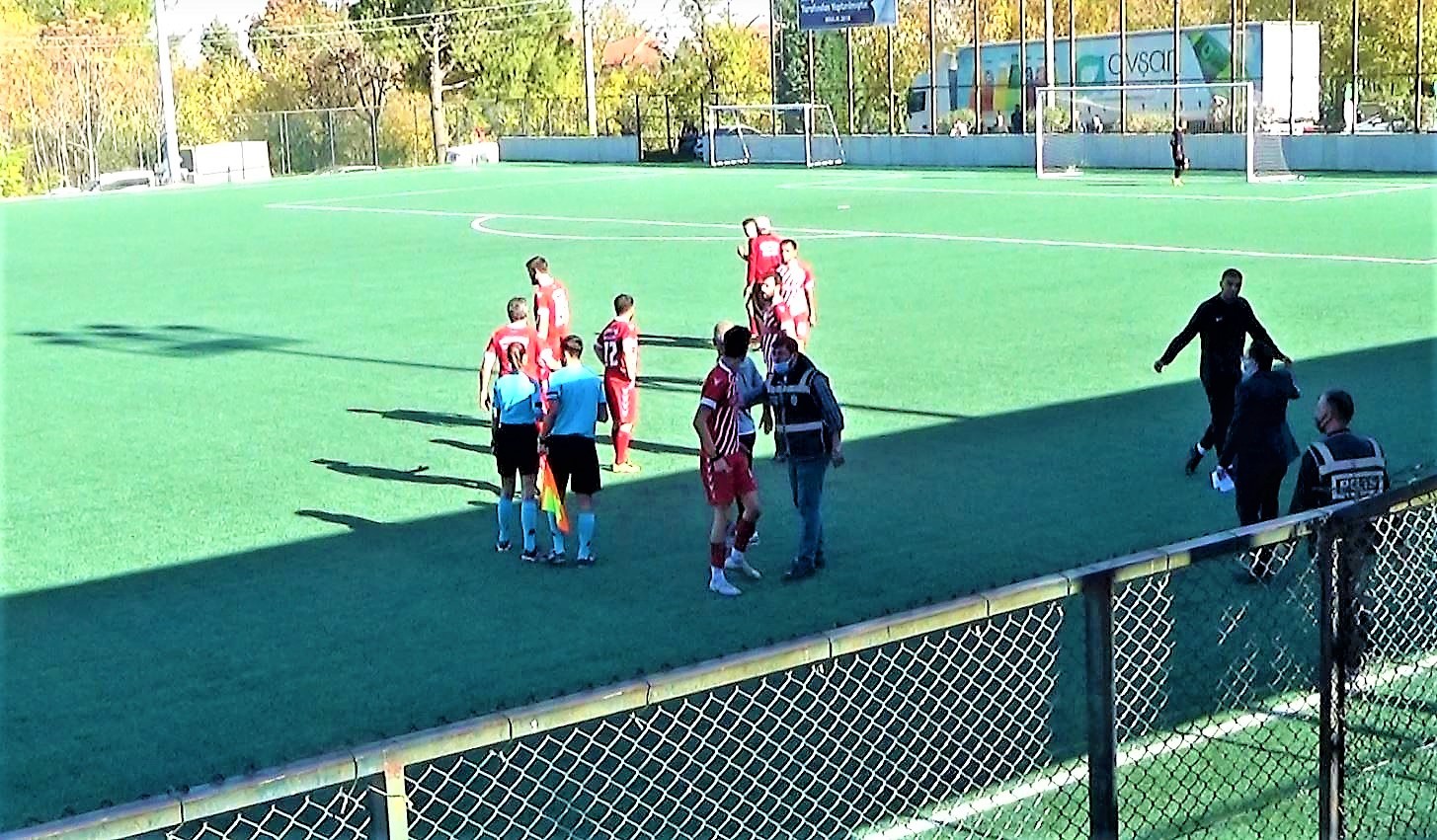 Takım arkadaşını maçın ortasında tekme tokat dövdü