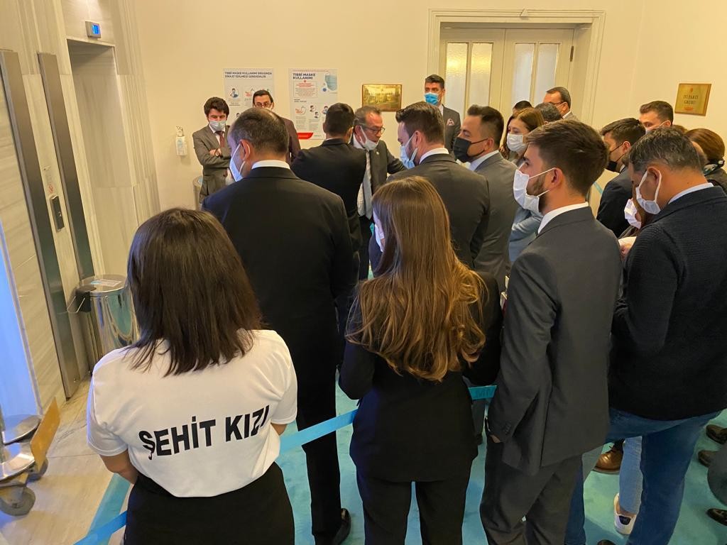 Şehit kızından İYİ Parti Grup Toplantı Salonu önünde Türkkan'a tepki