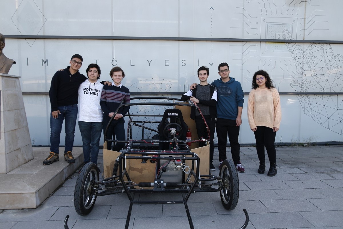 Fen liseli öğrenciler hayali otonom araç üretmek