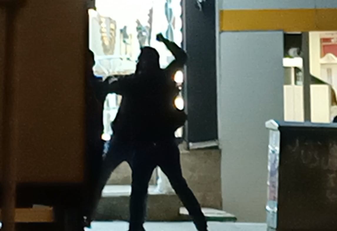 Cadde ortasında yumruk yumruğa kavga ettiler