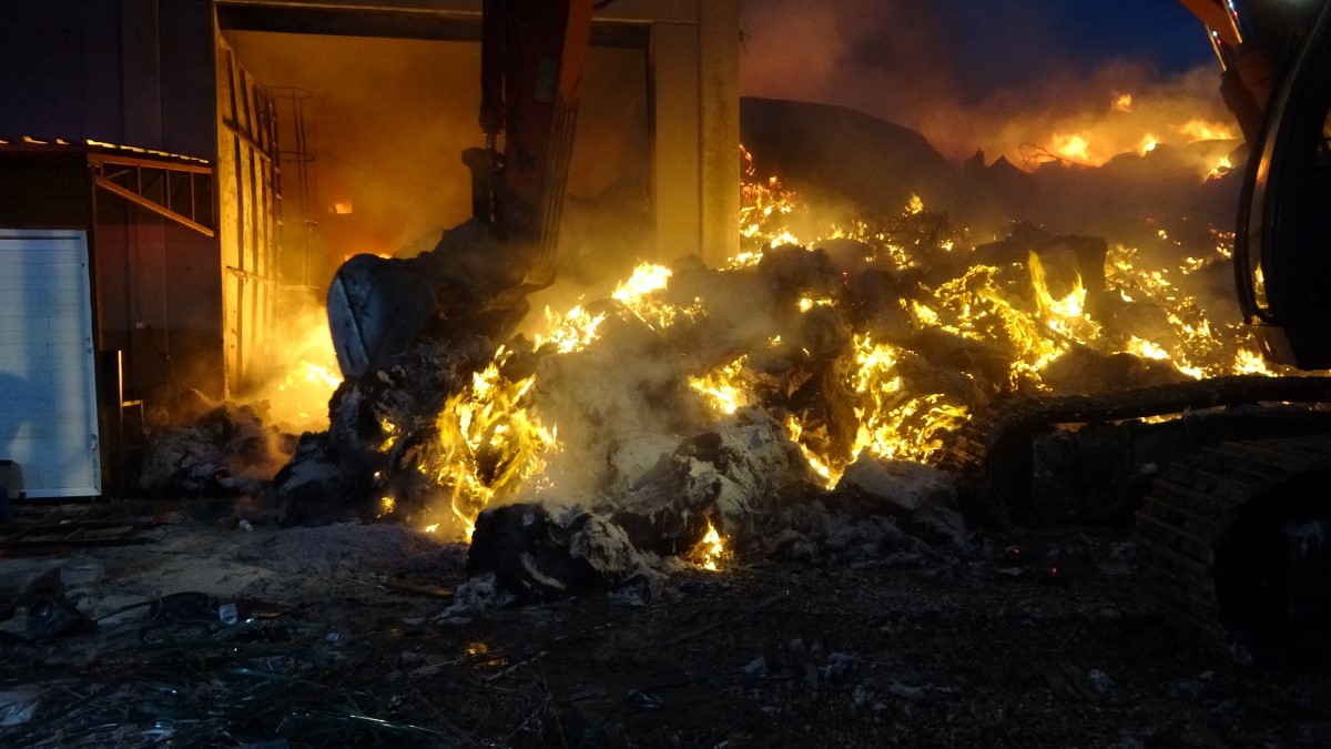 Tekstil fabrikası yangında kullanılmaz hale geldi