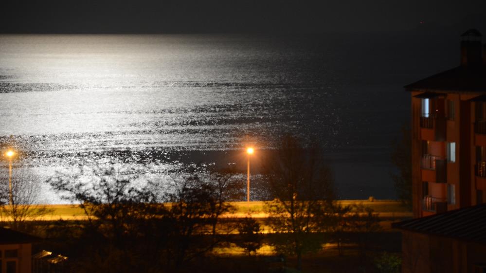 Van Gölü'ne yansıyan dolunayın muhteşem manzarası