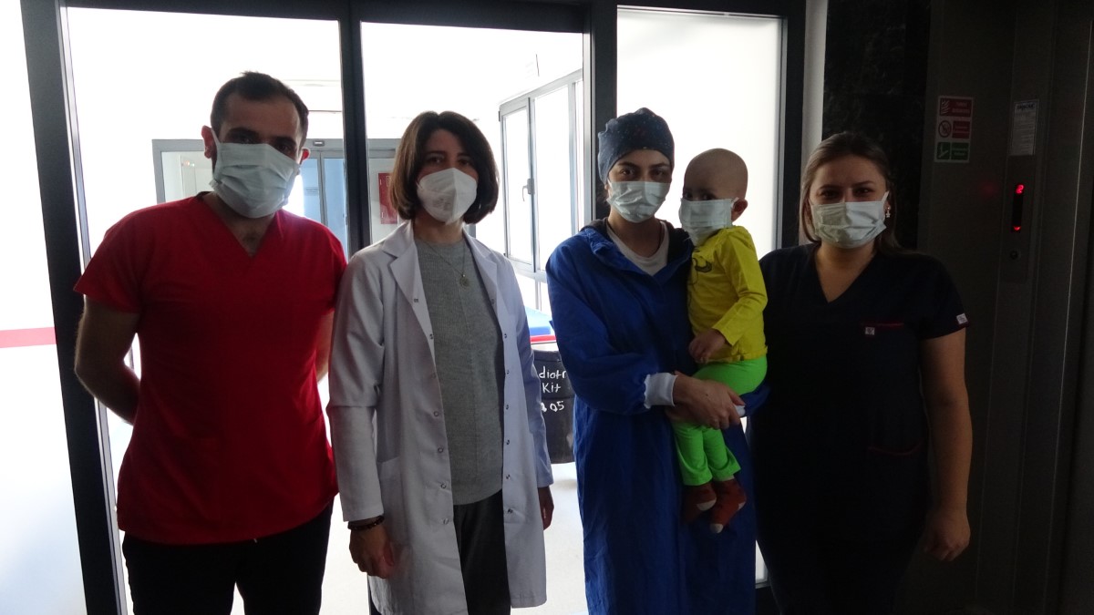 2 yaşındaki Ömer Asaf, ablası ile hayata tutundu