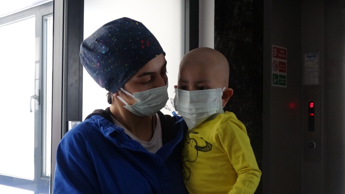 2 yaşındaki Ömer Asaf, ablası ile hayata tutundu