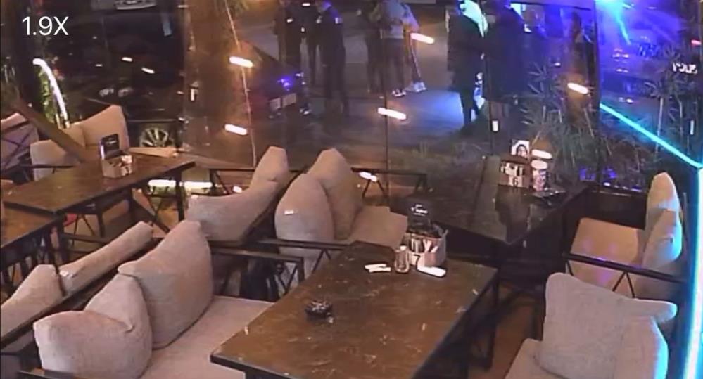 Kartal’da alkollü çift, otomobille kafeye dalıp çalışanlara saldırdı