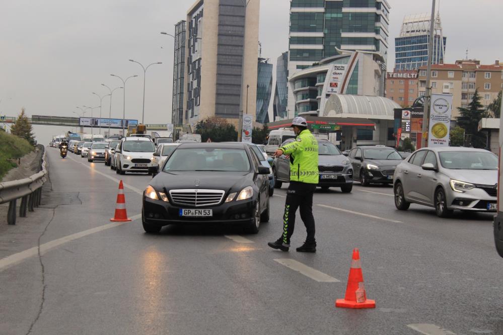 Emniyet şeridi ihlali yapan sürücü tepkisiyle şaşırttı