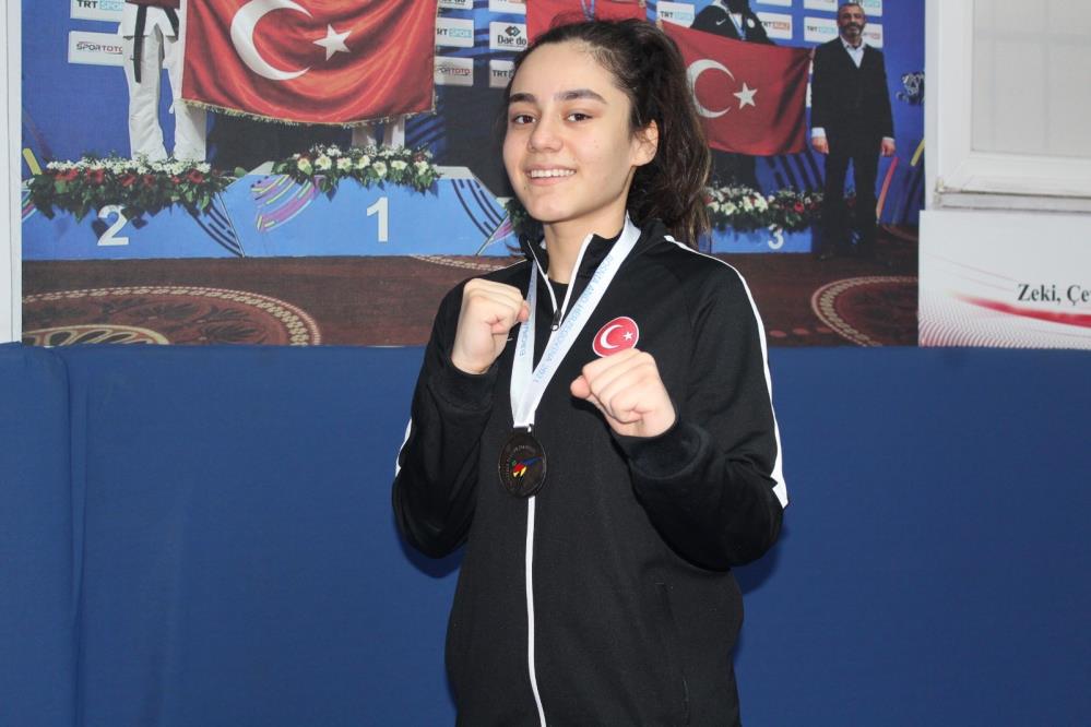 Milli tekvandocu Sude Yaren Uzunçavdar Saraybosna’dan bronz madalya ile döndü