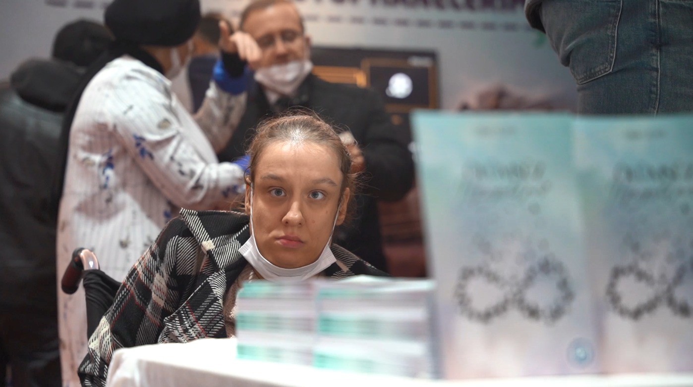 Burnu ile kitap yazdı, okurlarına imzaladı