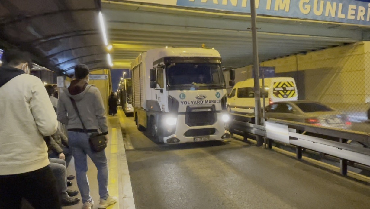 Yenibosna’da metrobüs arızalandı, duraklarda yoğunluk oluştu