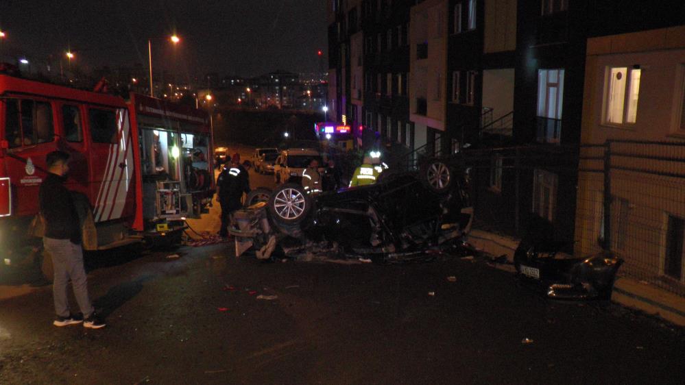 Pendik’te otomobil 50 metreden uçtu, anne ve kızı yaralandı