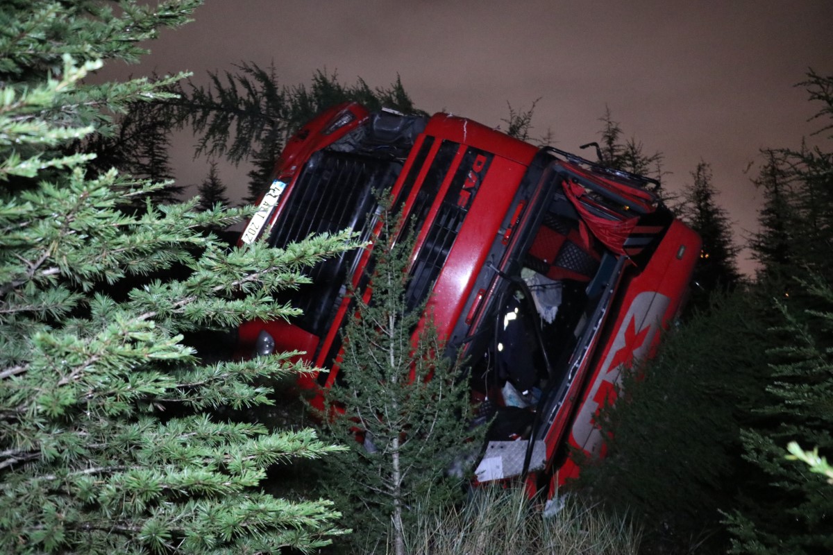 Tırın çarptığı hafif ticari araçtan yara almadan kurtuldular