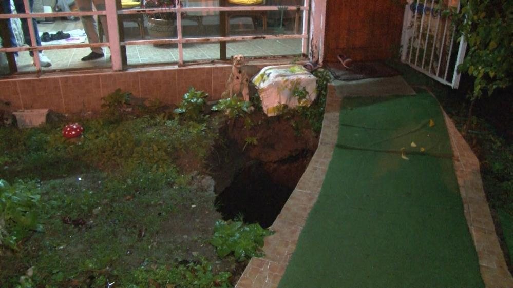 Büyükçekmece’de 3 katlı binanın bahçesindeki toprak zemin çöktü