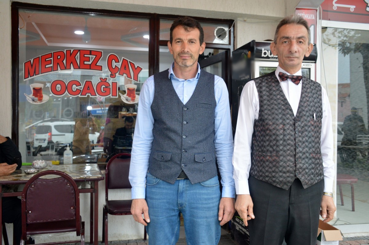 Takım elbisesiyle çay dağıttığını görenler şaşırıyor