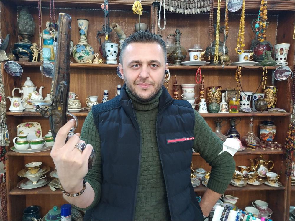 Osmanlı döneminden kalma altın süslemeli silah 10 bin dolara alıcı bekliyor