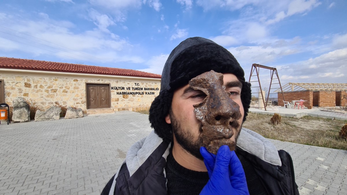 1800 yıllık demir maske Batı Karadeniz’de Roma döneminin ilk askeri üssünü ortaya çıkarttı