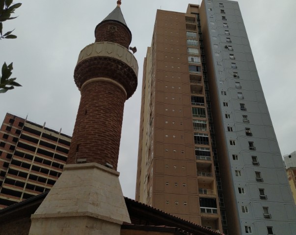 Gökdelenlerin gölgesinde 700 yıllık en küçük cami