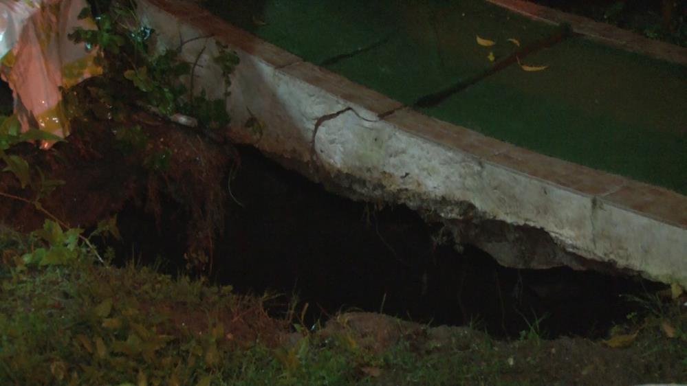 Büyükçekmece’de 3 katlı binanın bahçesindeki toprak zemin çöktü