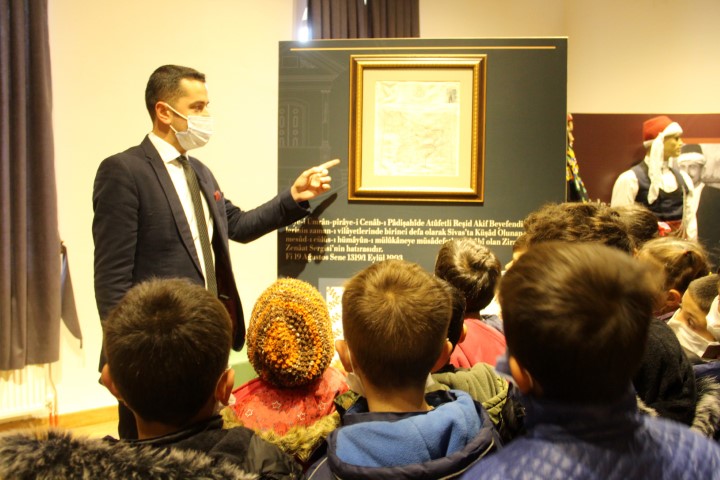 Viyana’da basıldı,117 yıllık ipek harita Sivas’ta sergileniyor