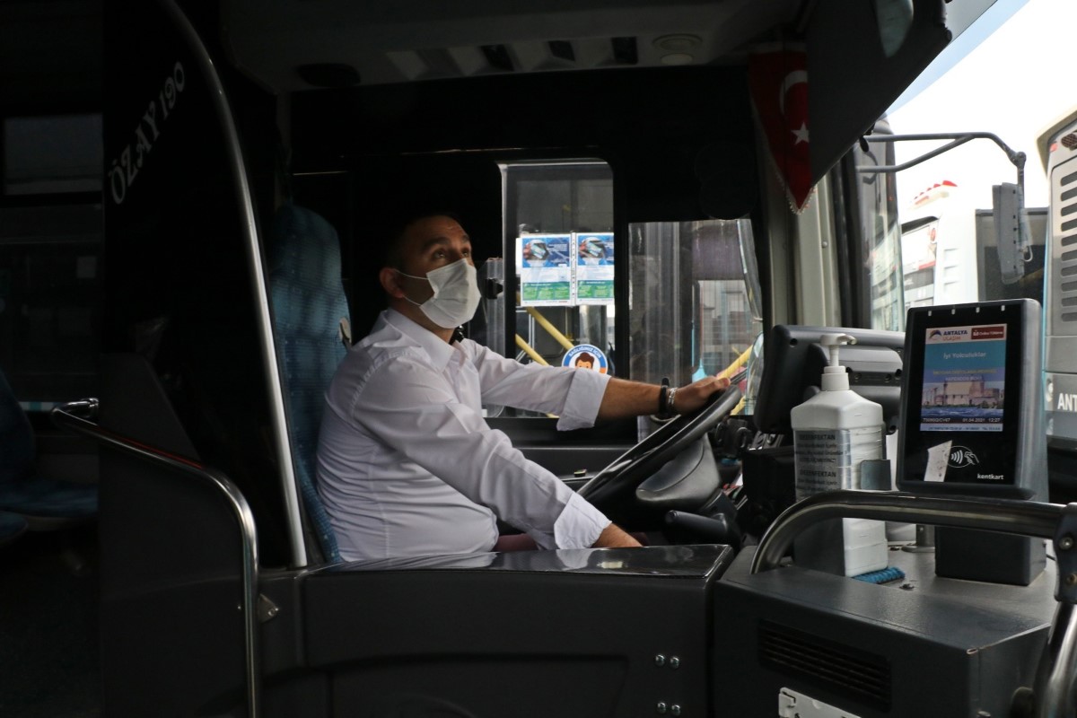 Çaresiz kadını bıçaklı saldırganların elinden aldı, ödüllendirildi