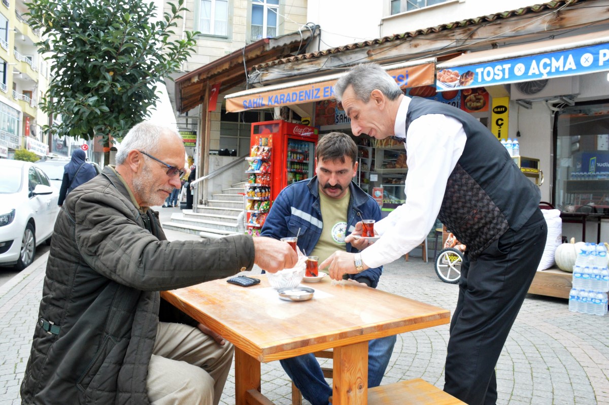 Takım elbisesiyle çay dağıttığını görenler şaşırıyor