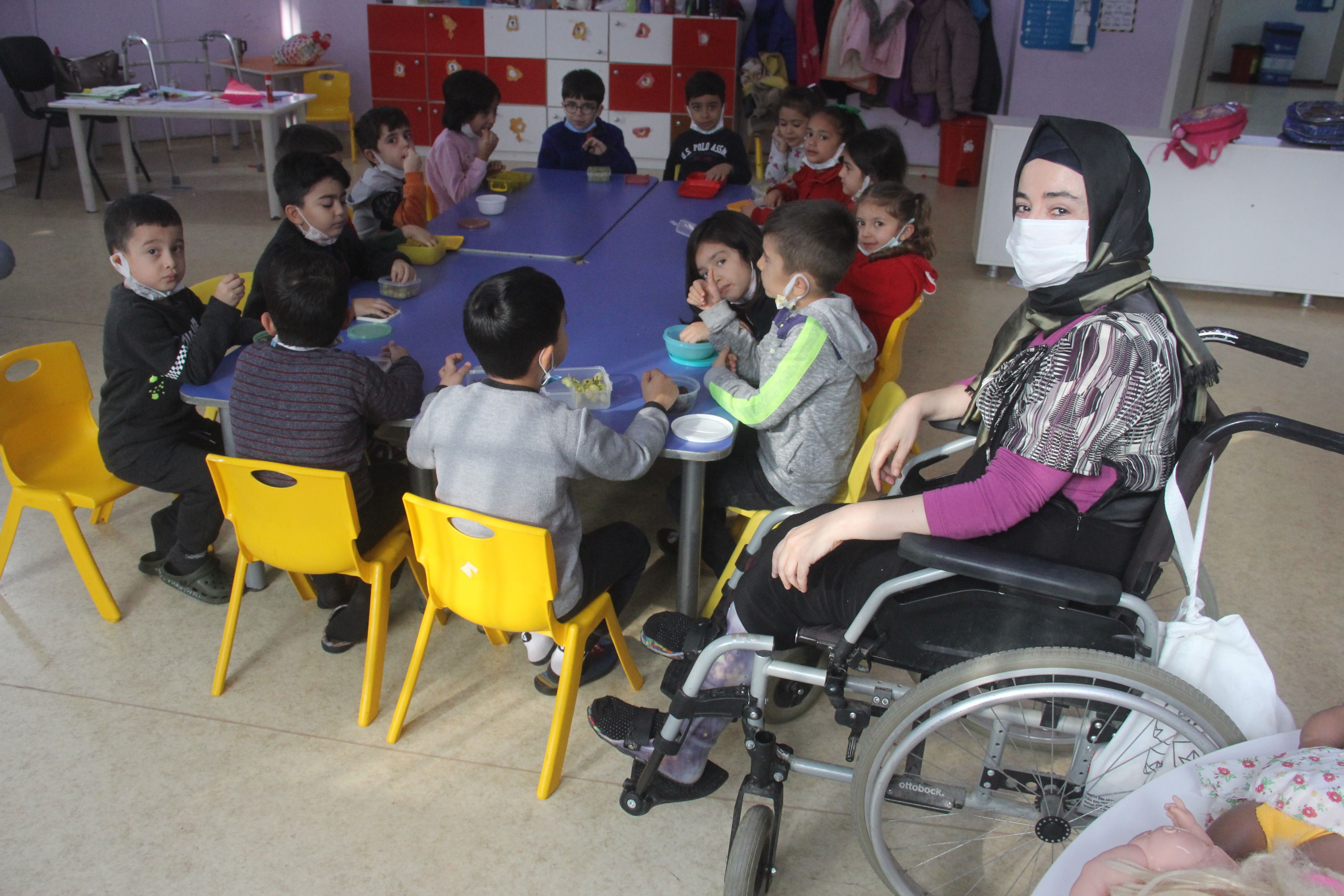 Tuba öğretmen engelleri öğrencileriyle aştı