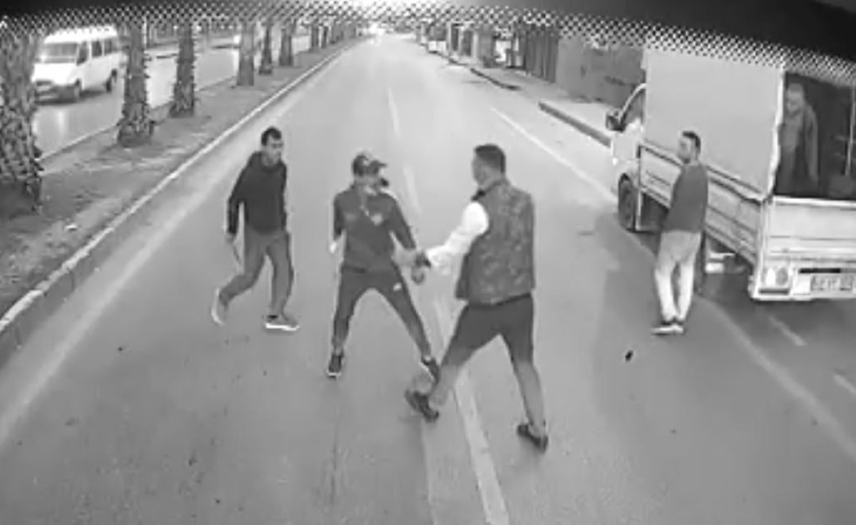 Çaresiz kadını bıçaklı saldırganların elinden aldı, ödüllendirildi