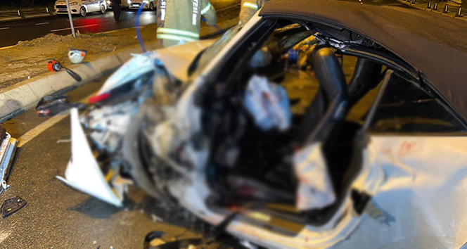 Sarıyer’de lüks araç elektrik direğine çarptı: 2’si ağır 3 yaralı