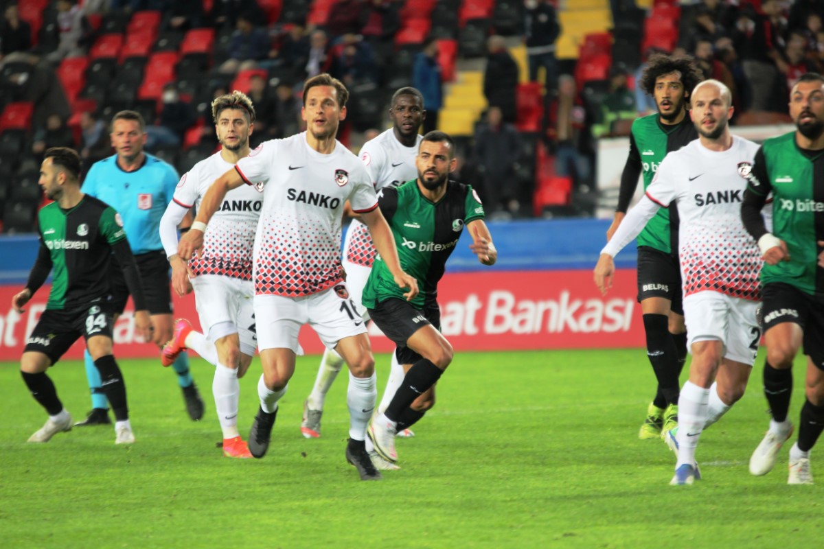 Gaziantep FK, Sakaryaspor'u 3 golle eledi!
