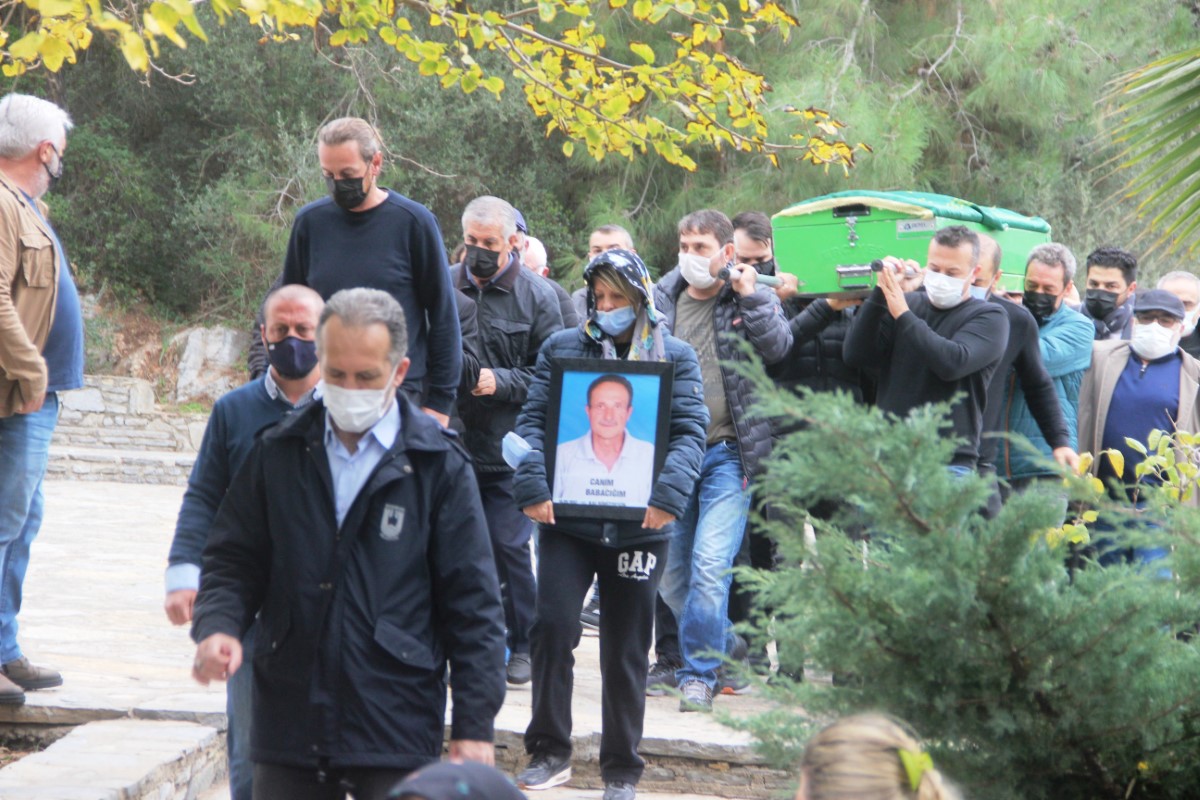 Ebru Şallı gözyaşları içerisinde babasını uğurladı