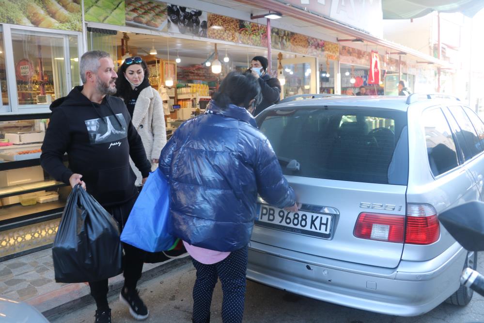 Bulgaristan vatandaşları sabahın ilk ışıklarında Edirne'ye akın etti